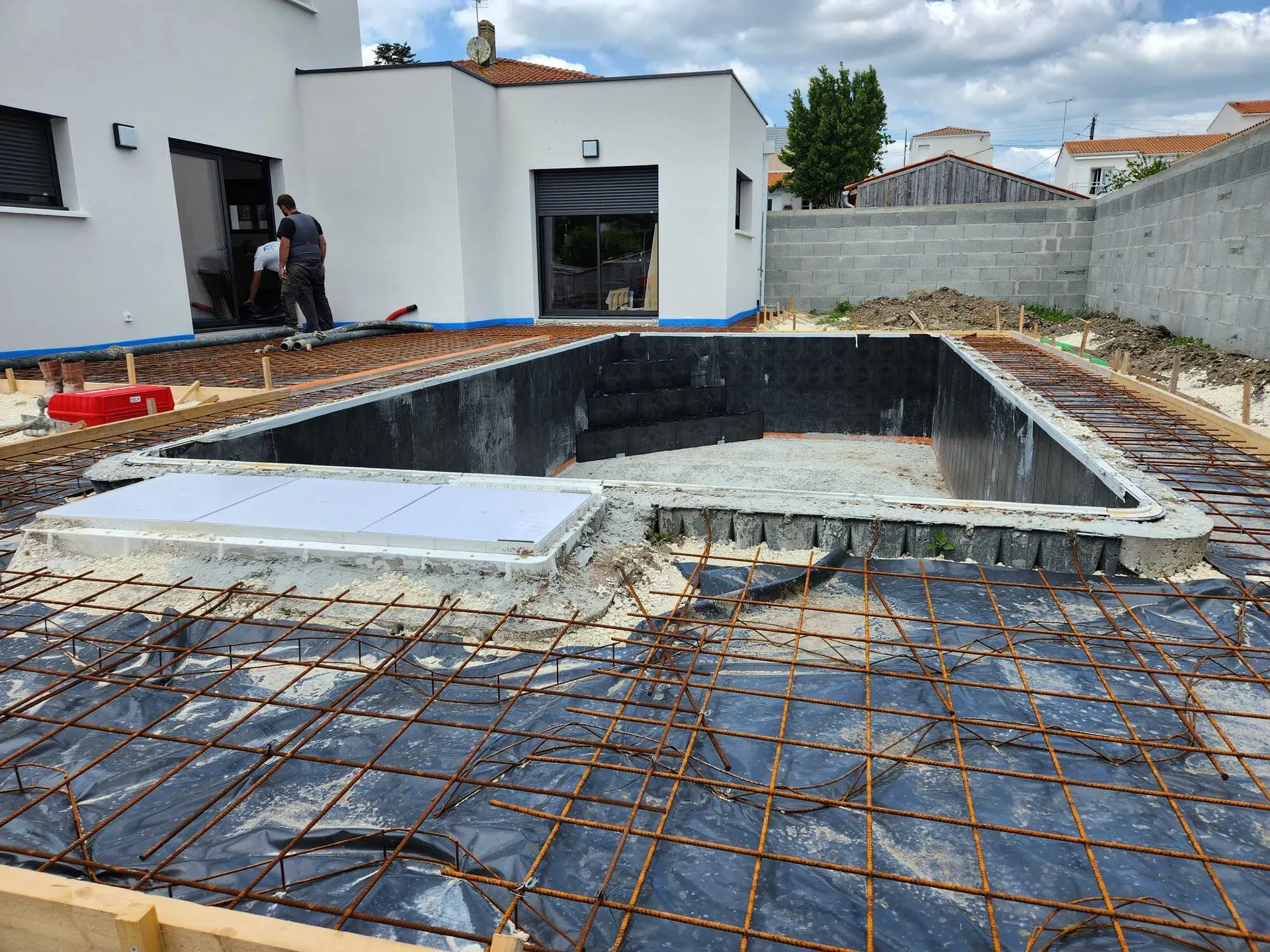 Réalisation de construction de piscine par CGB Batiment 17, maçon à Rétaud