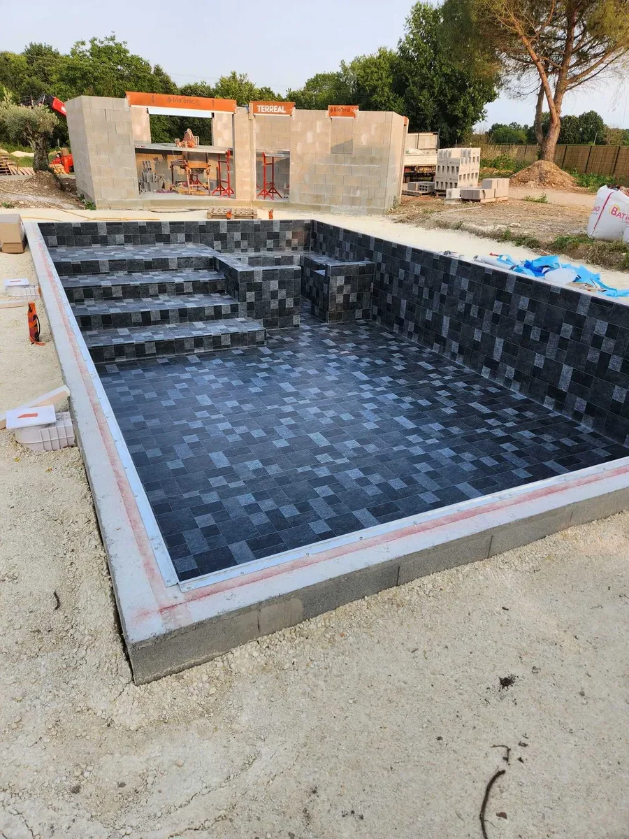 Réalisation de construction de piscine par CGB Batiment 17, maçon à Rétaud