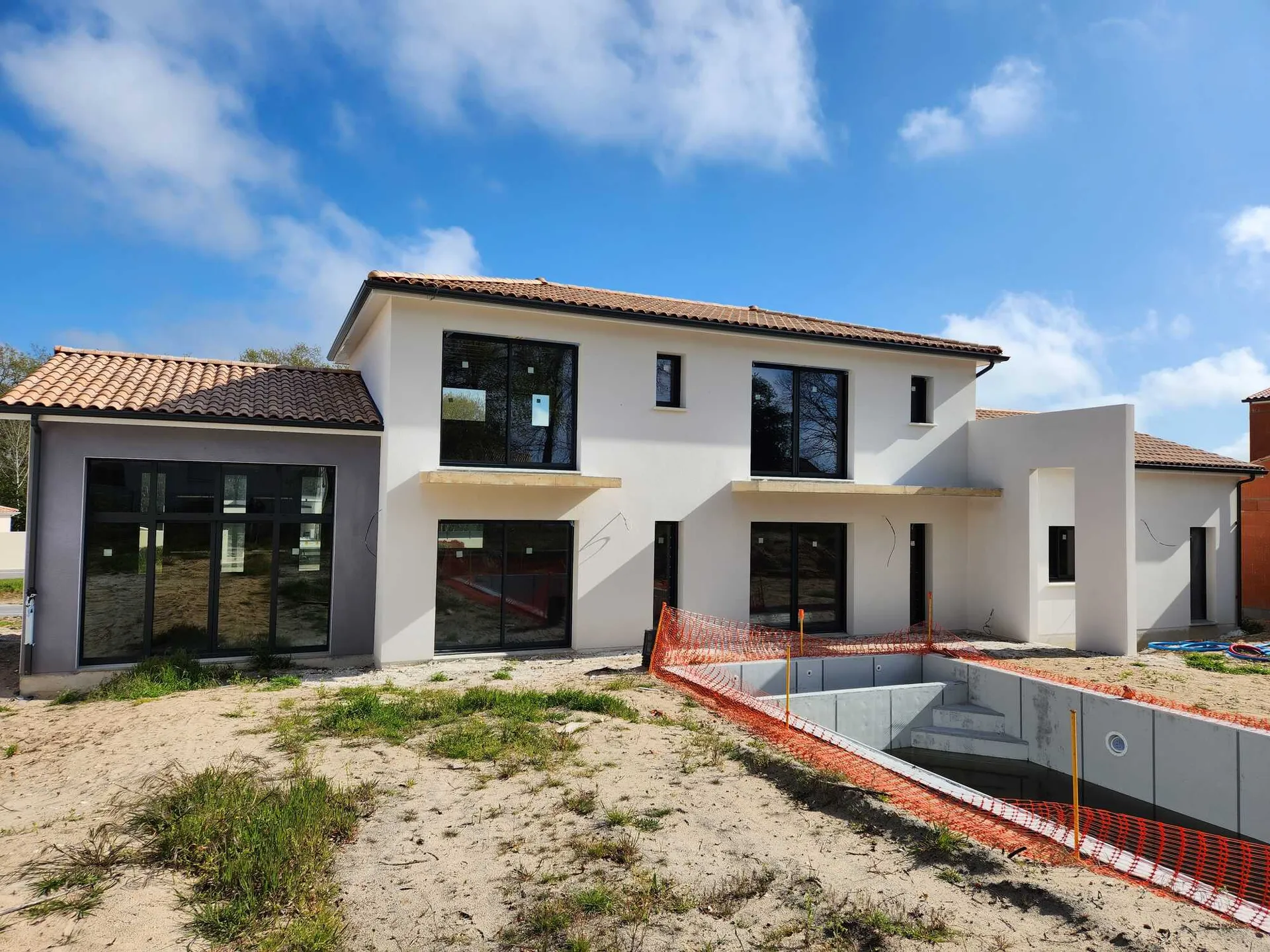 Réalisation de construction de piscine par CGB Batiment 17, maçon à Rétaud